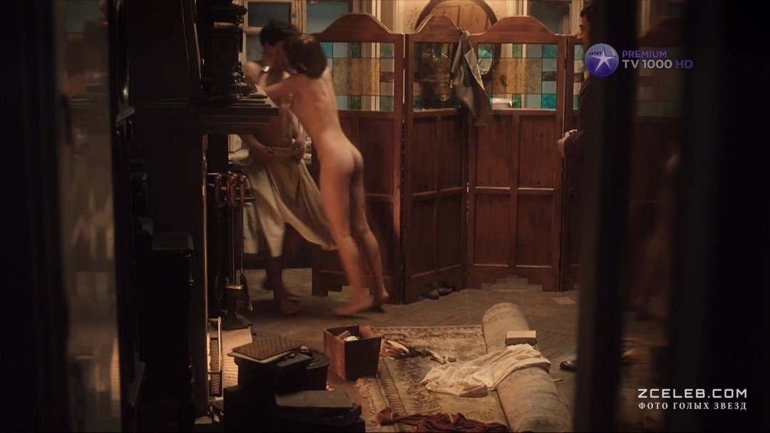 Victoria Isakova desnuda en la película Mirror