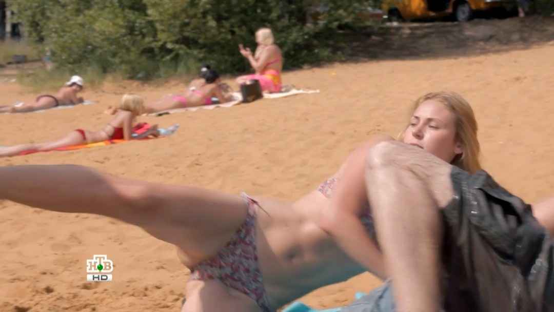 Julia Melnikova en traje de baño