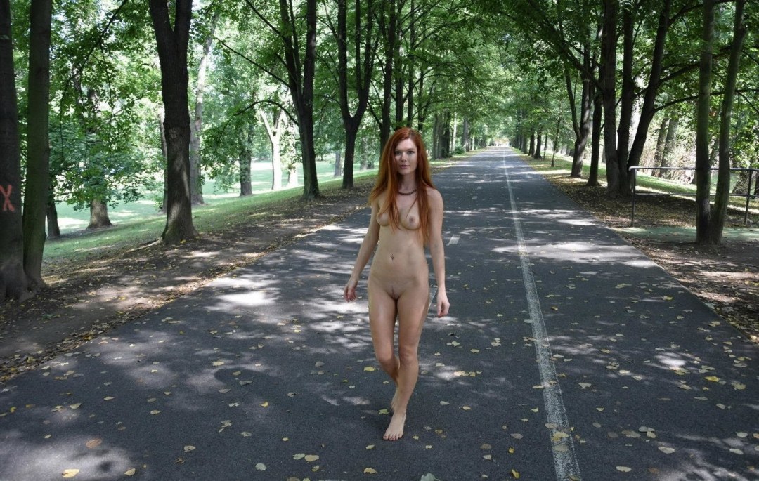 Chicas sin bragas caminan por la ciudad