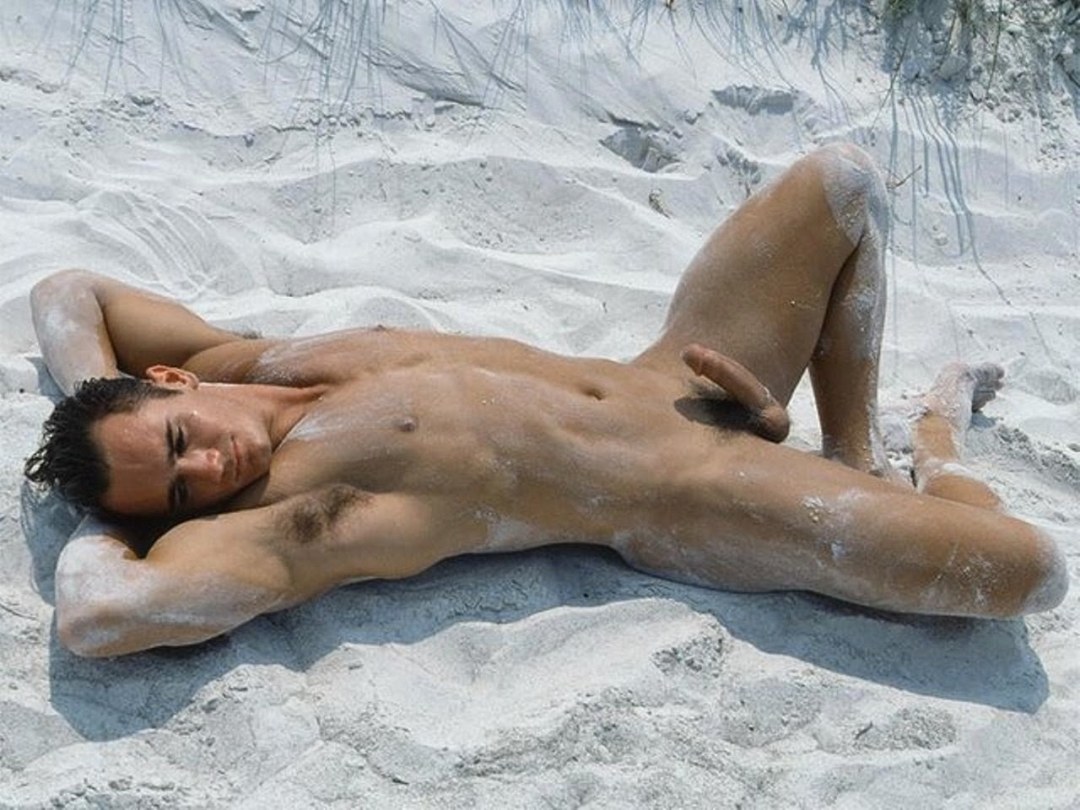 Hermosos chicos desnudos en la playa