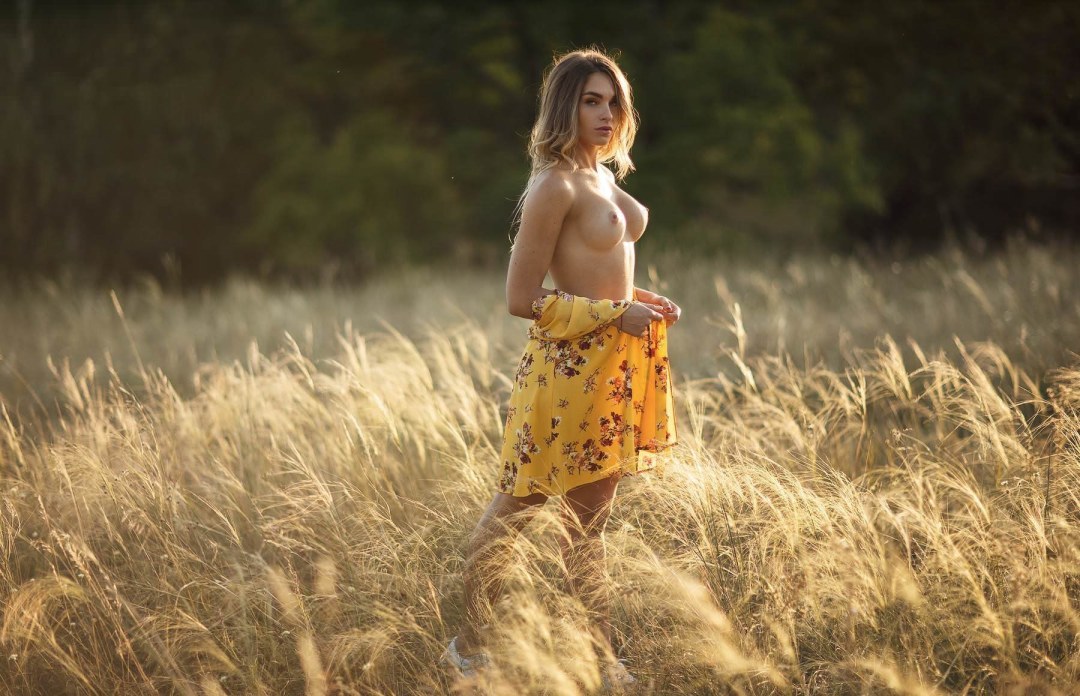 Chicas con vestidos de vestir desnudos