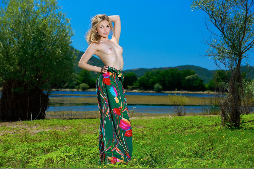 Chicas desnudas en vestidos de verano