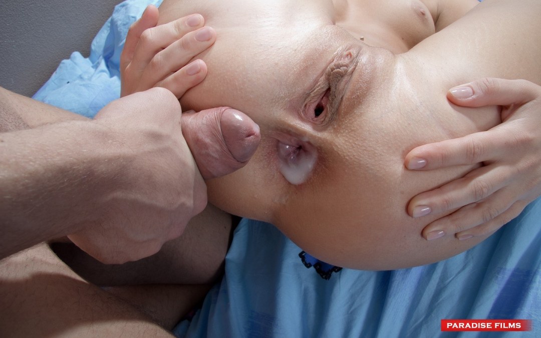 Anal joven semen en el culo
