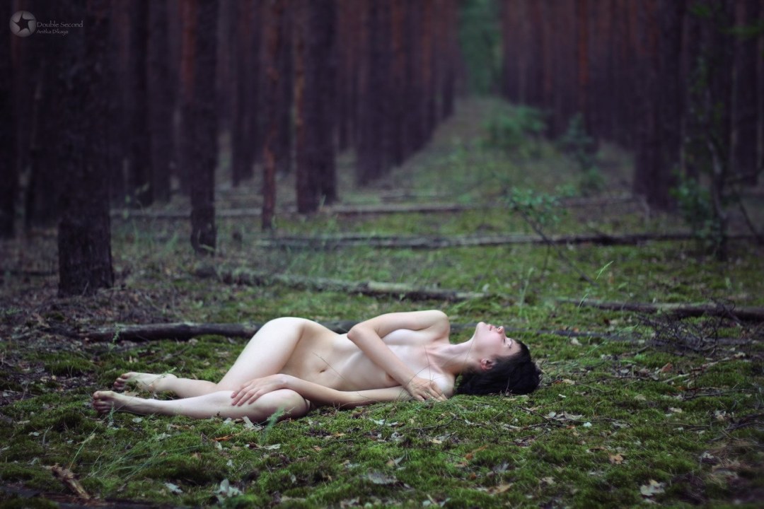 Sesión de fotos en el estilo de desnudo en el bosque
