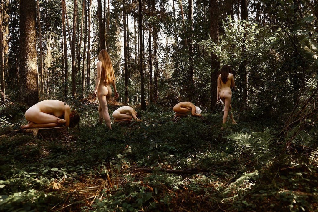 Niña grande en el bosque