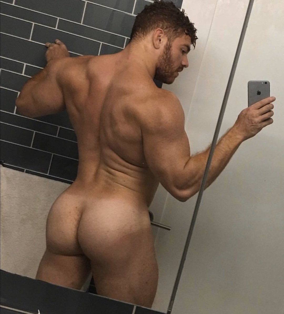 Chico desnudo con un gran botín