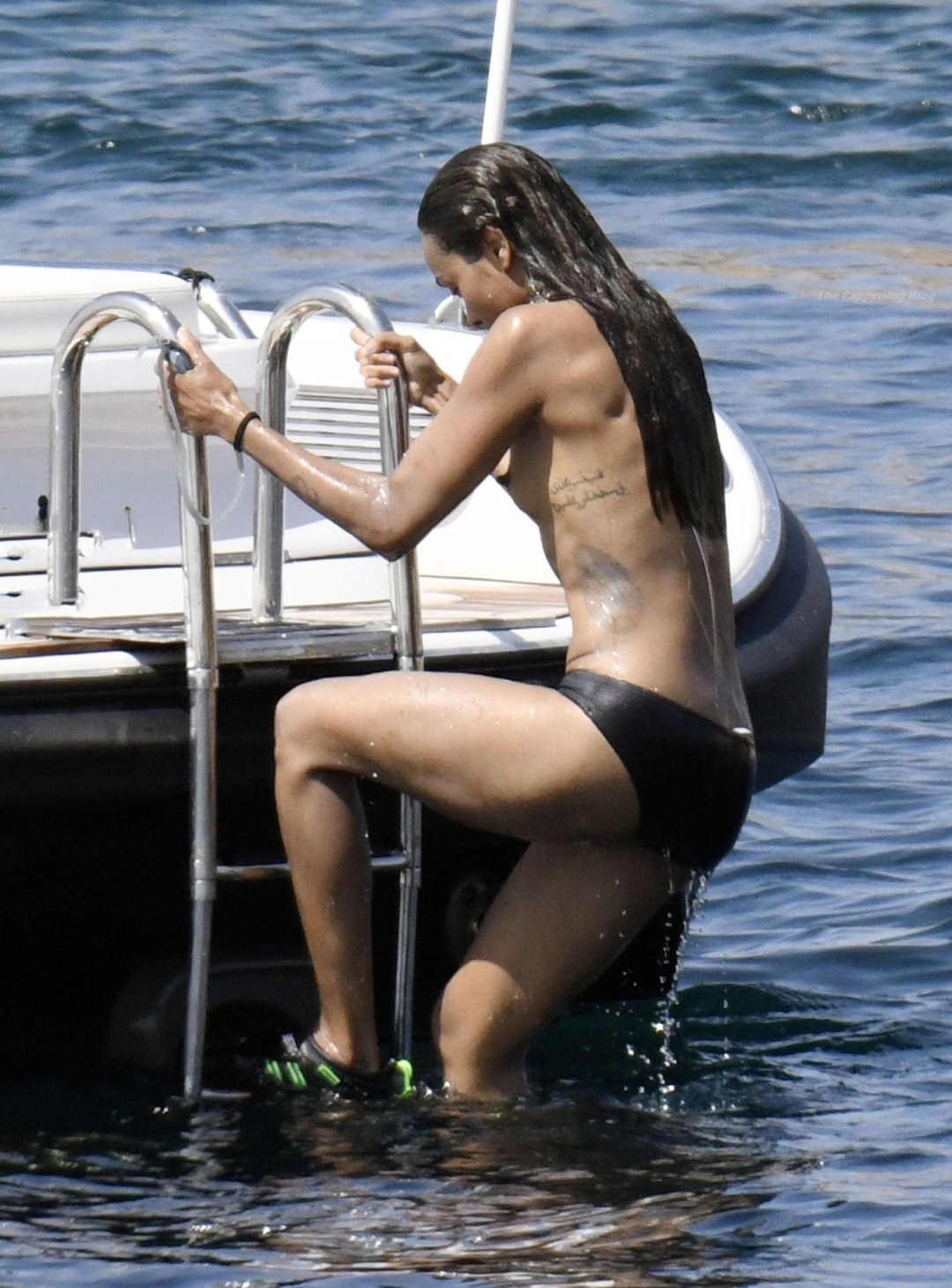 Zoe Saldan en el yate en topless