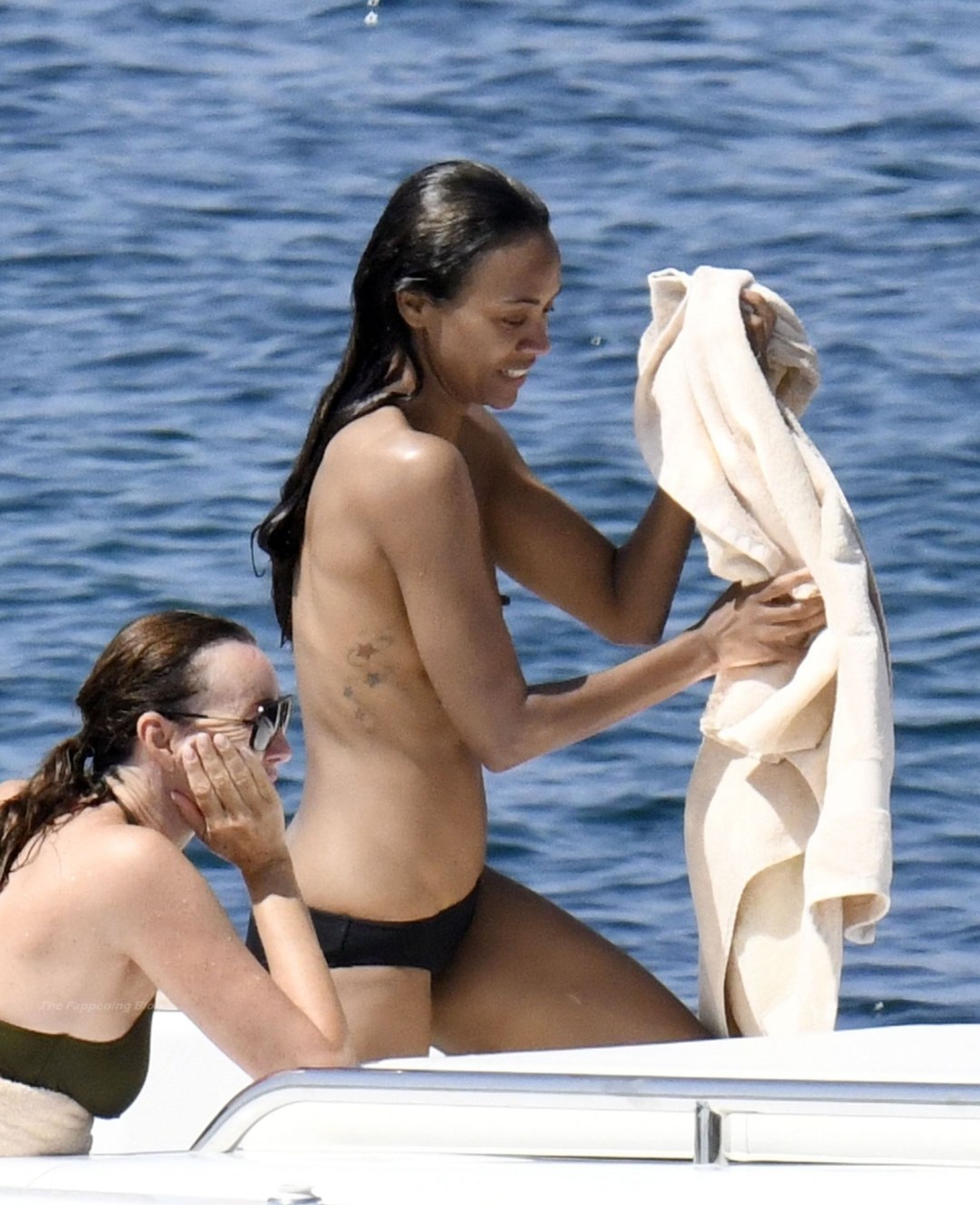 Zoe Saldan en el yate en topless