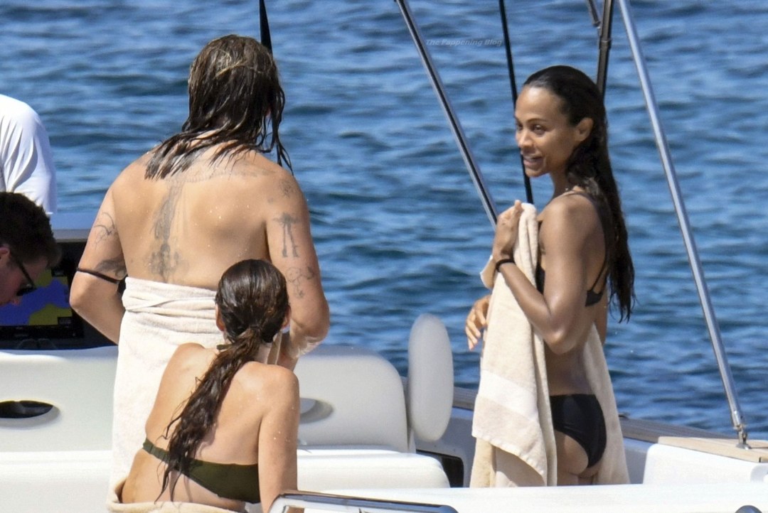 Zoe Saldana en un yate