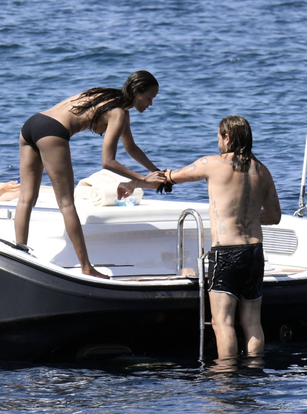 Zoe Saldana en un yate
