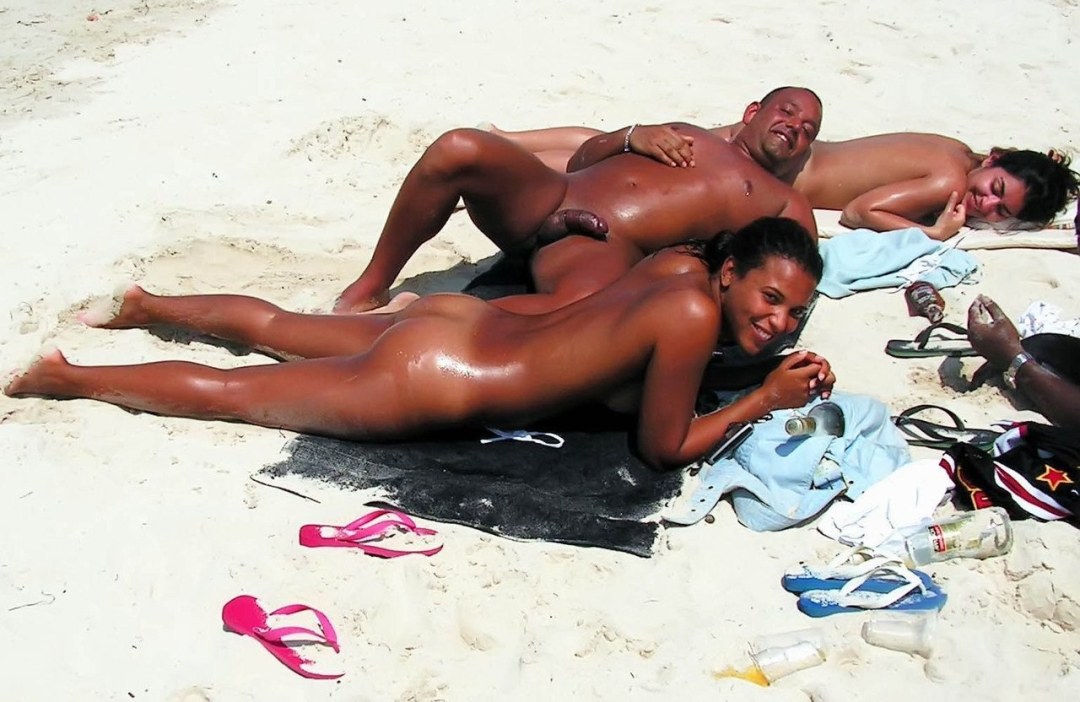Sesión de fotos erótico con un hombre negro en la playa