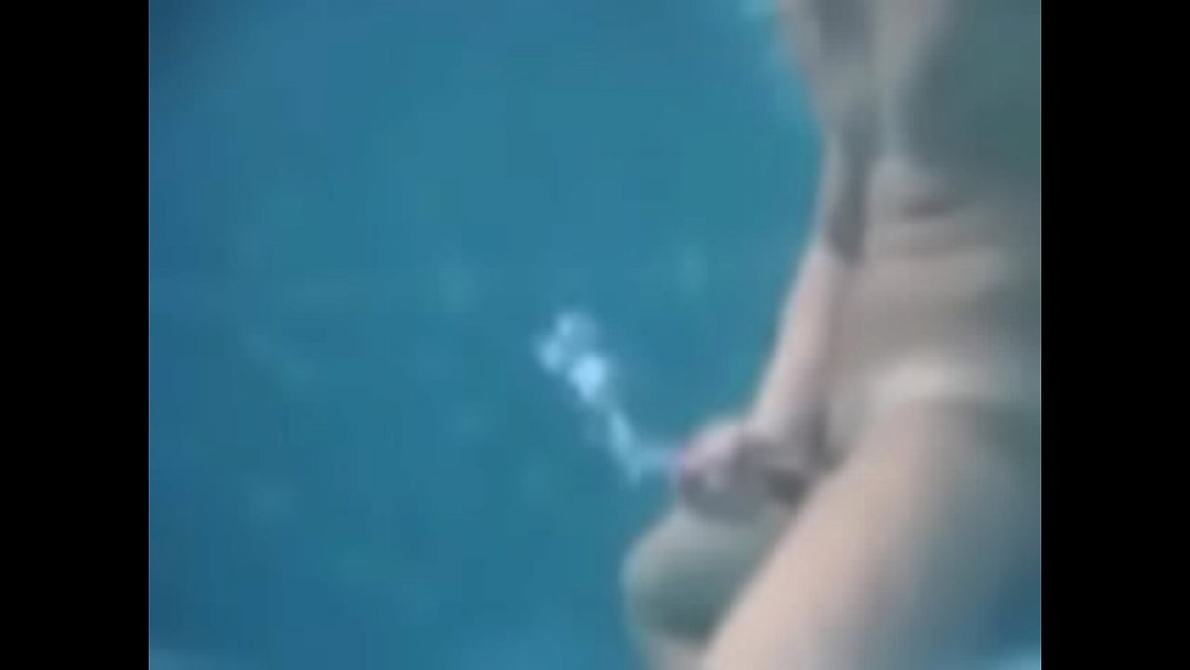 El tipo se corre bajo el agua