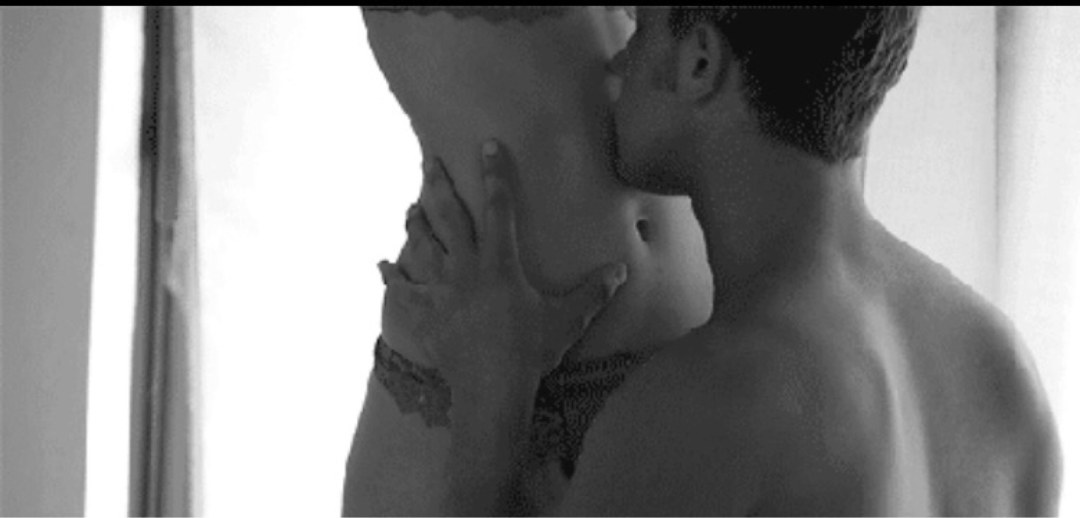 Beso erótico en el cofre