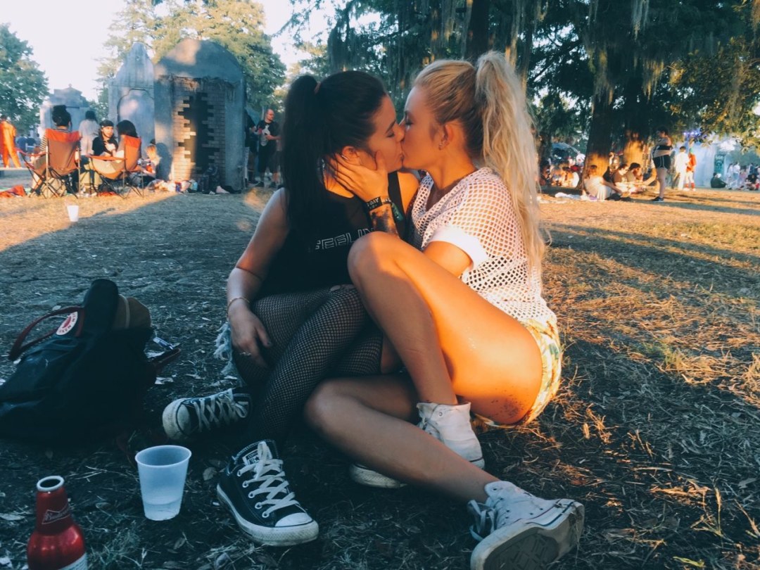 Beso lesbiano en la calle