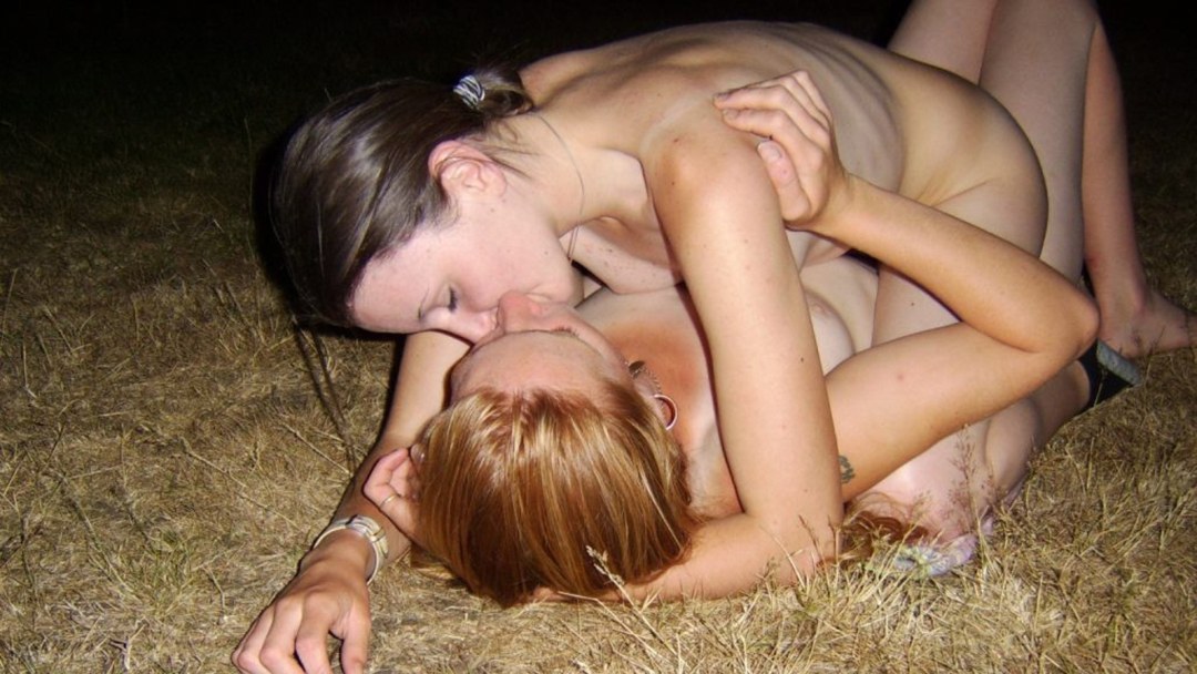 Las lesbianas son eliminadas en la calle lesbiana