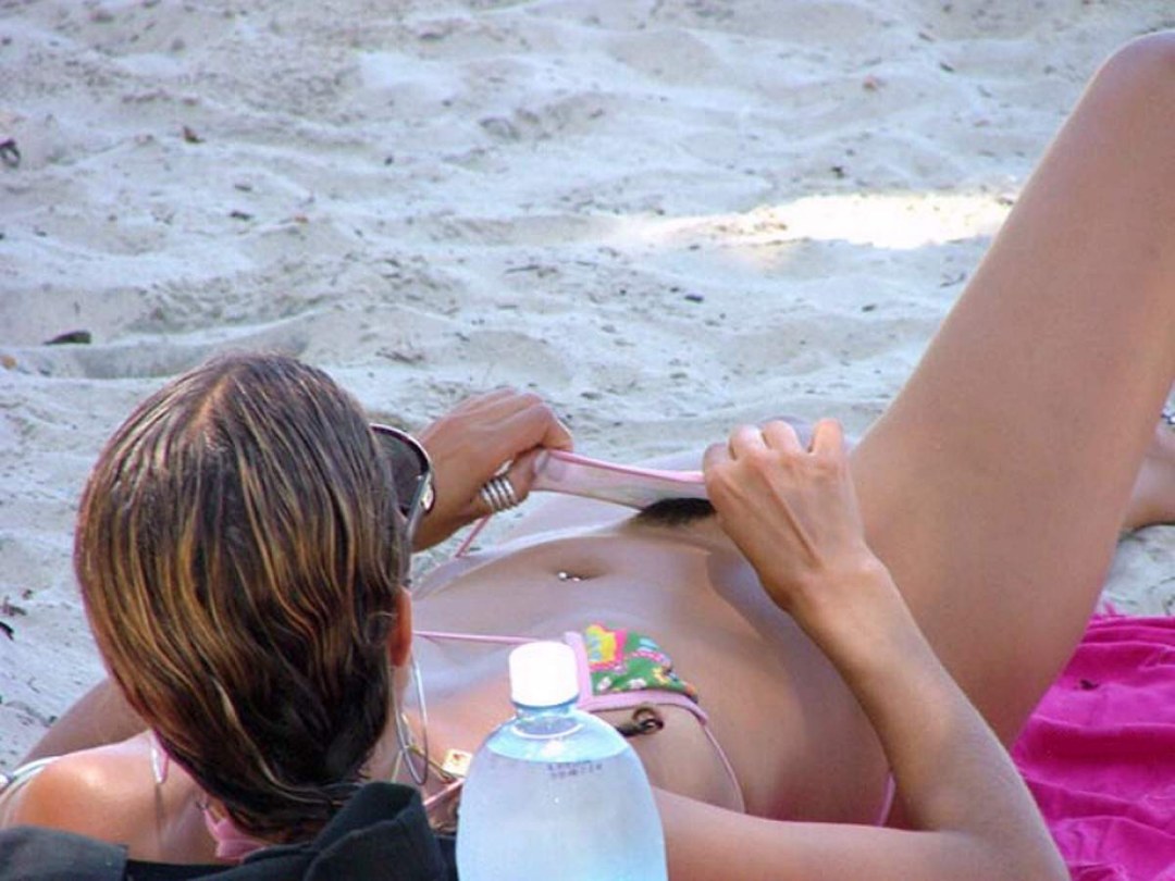 La chica iluminada en la playa