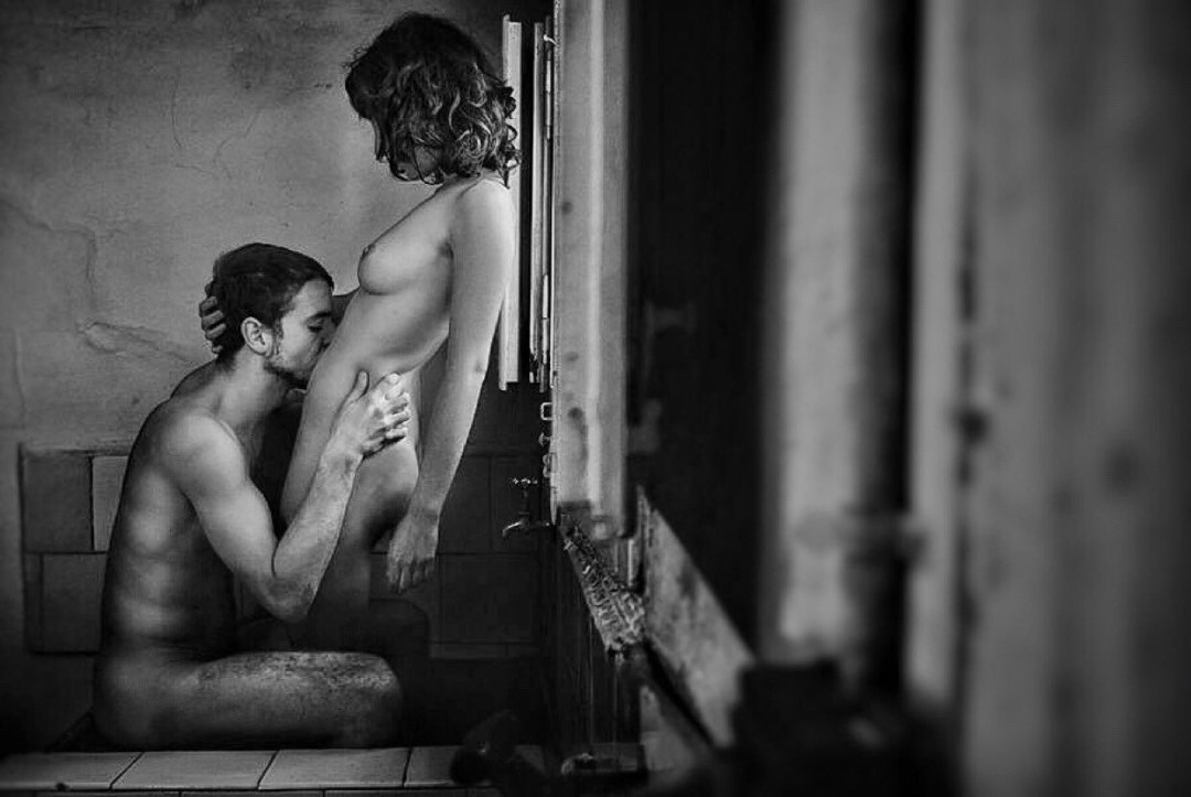 Niño y niña al estilo de desnudos