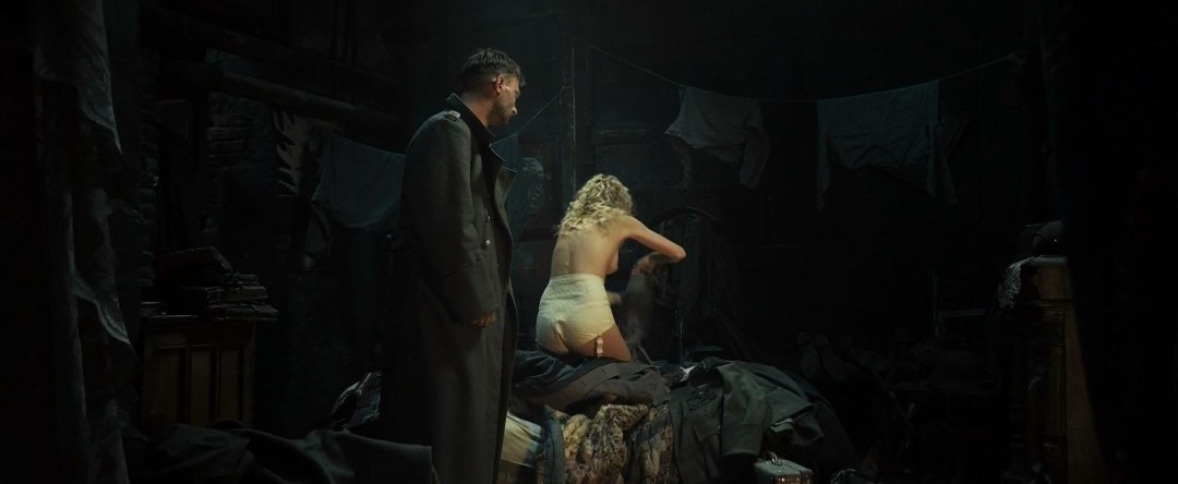 Yanina Studilina desnuda en la película Stalingrado