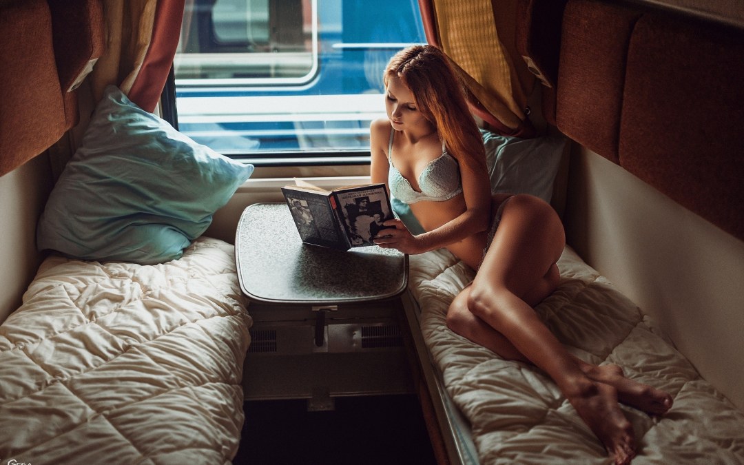 Margo Robbie en el compartimento del tren