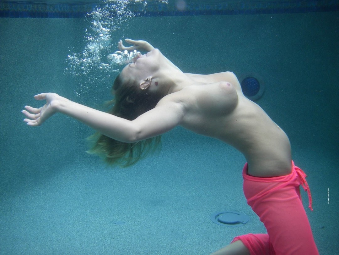 Topless bajo el agua