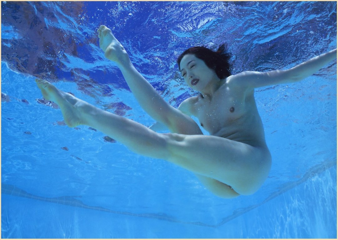 Nadar desnudo en la piscina