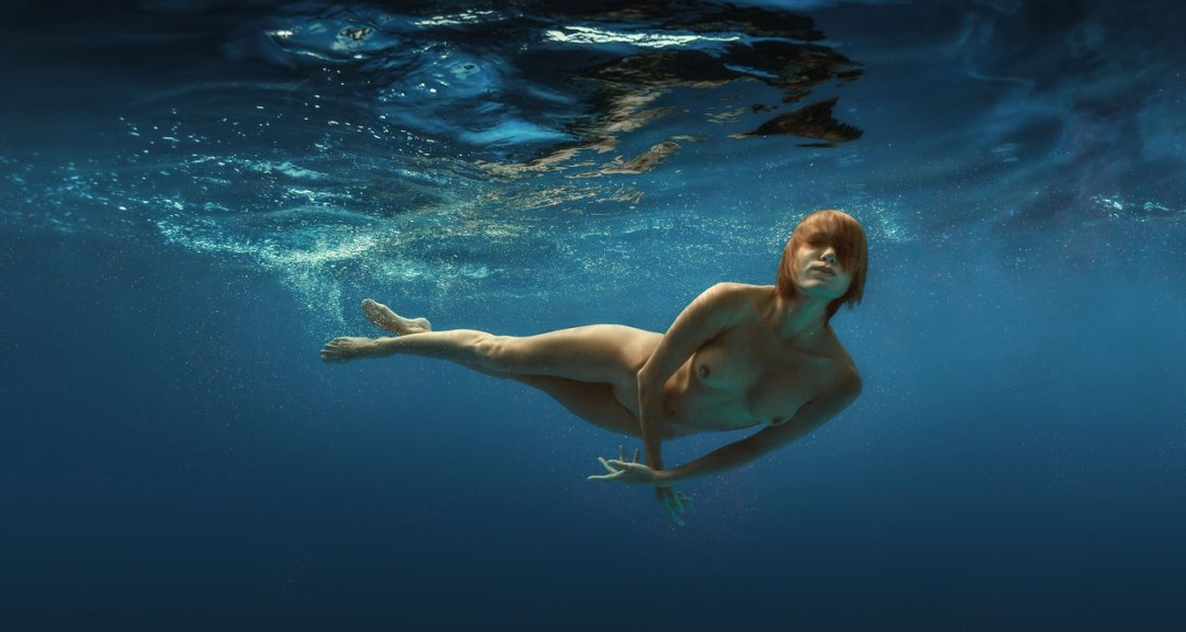 Chicas bajo el agua desnuda