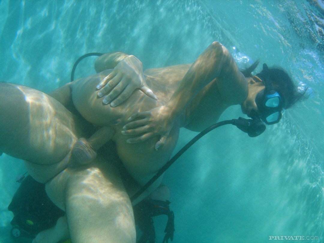 Desnudo bajo el agua gruesa