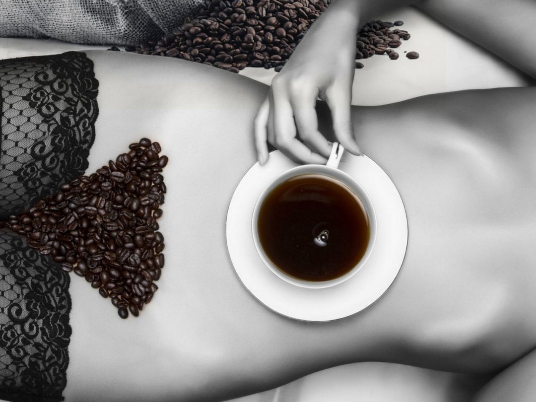 Café en el cuerpo femenino