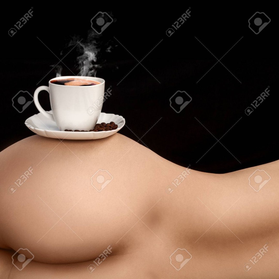Café en el cuerpo femenino