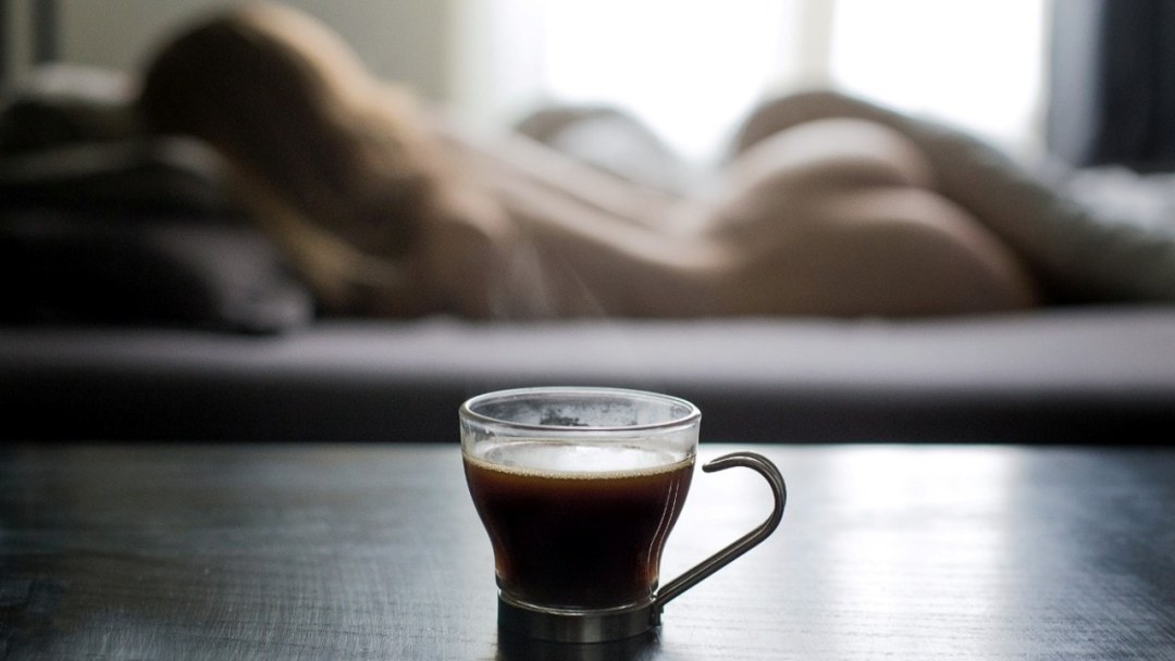 Café erótico en la cama