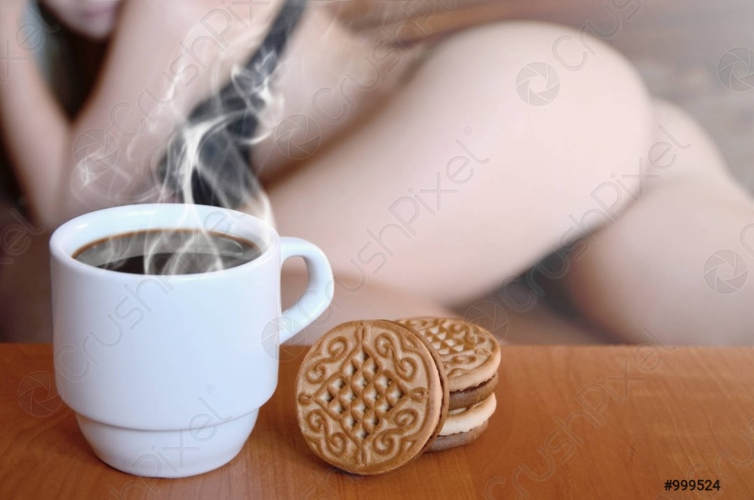 Taza de café en el cuerpo femenino