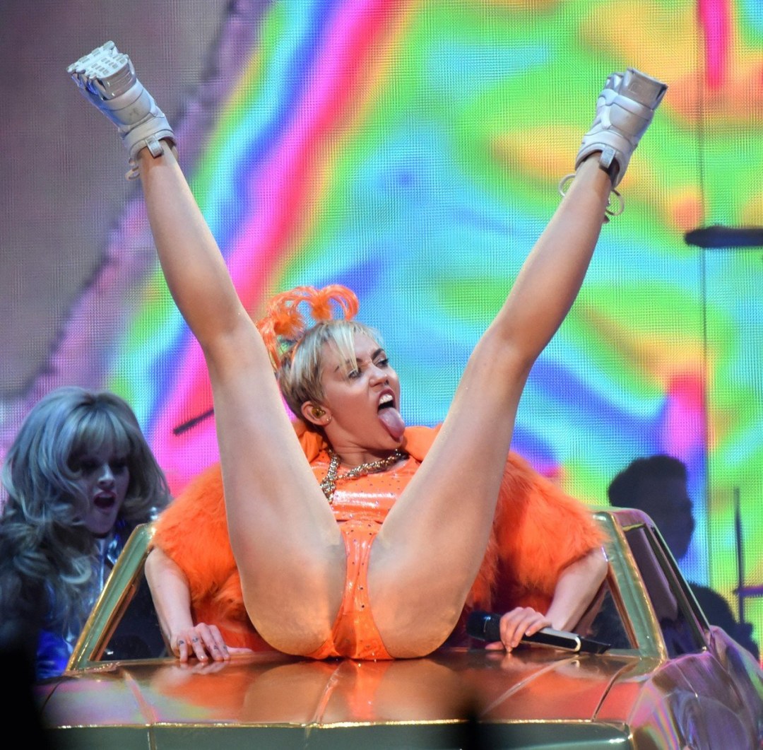 Miley Cyrus Vagina en el escenario