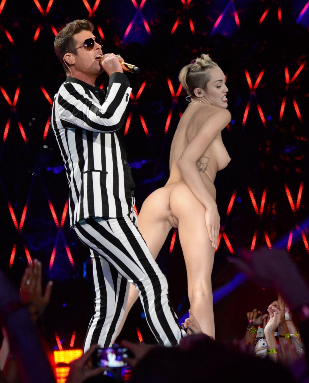 Miley Cyrus sin bragas en el escenario