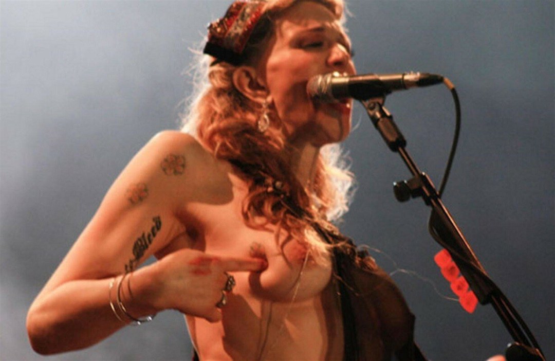 Courtney Love muestra tetas