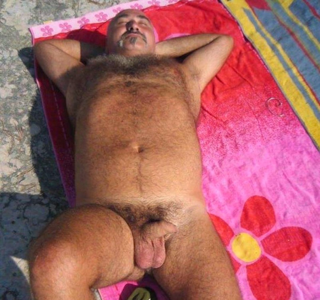 Un hombre peludo desnudo duerme