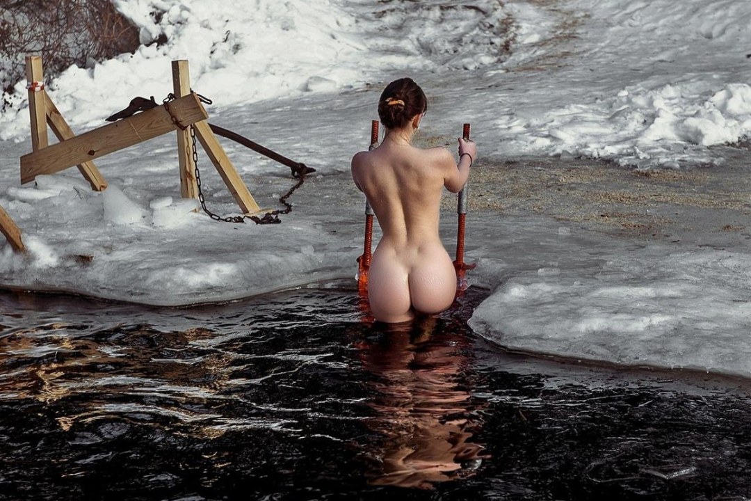 Bañándose desnudo en el agujero