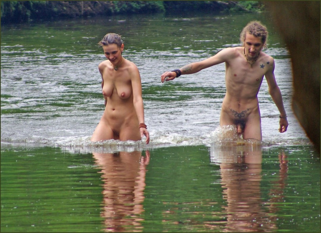 Chico y chica bañándose desnudo