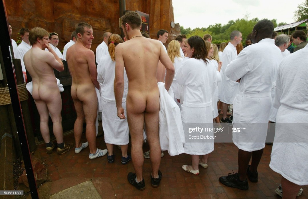 Las mujeres examinan hombres desnudos