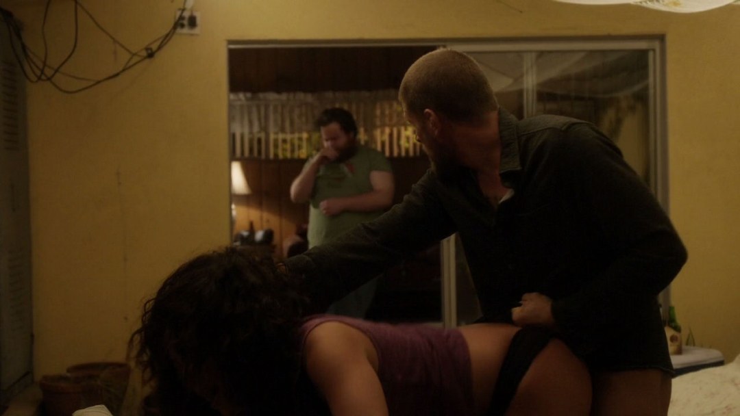 Natalie Martinez Bed Scenas de películas