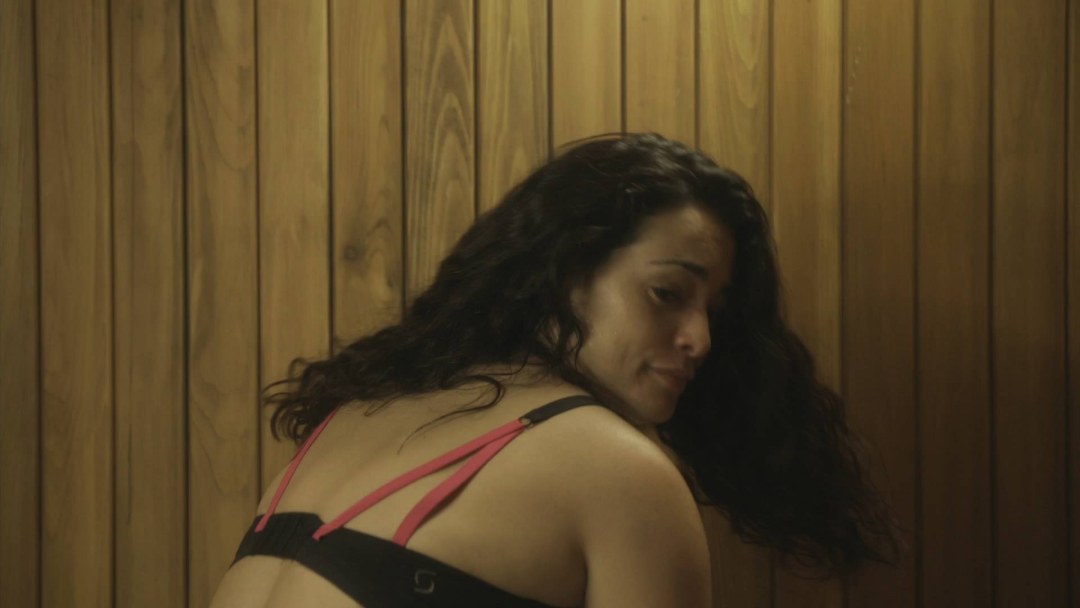 Natalie Martínez debajo del escenario de la cama de la cúpula