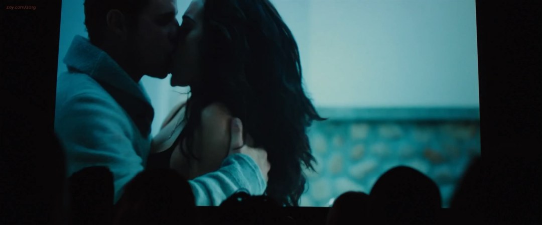 Natalie Martínez en la película sobre el ascensor