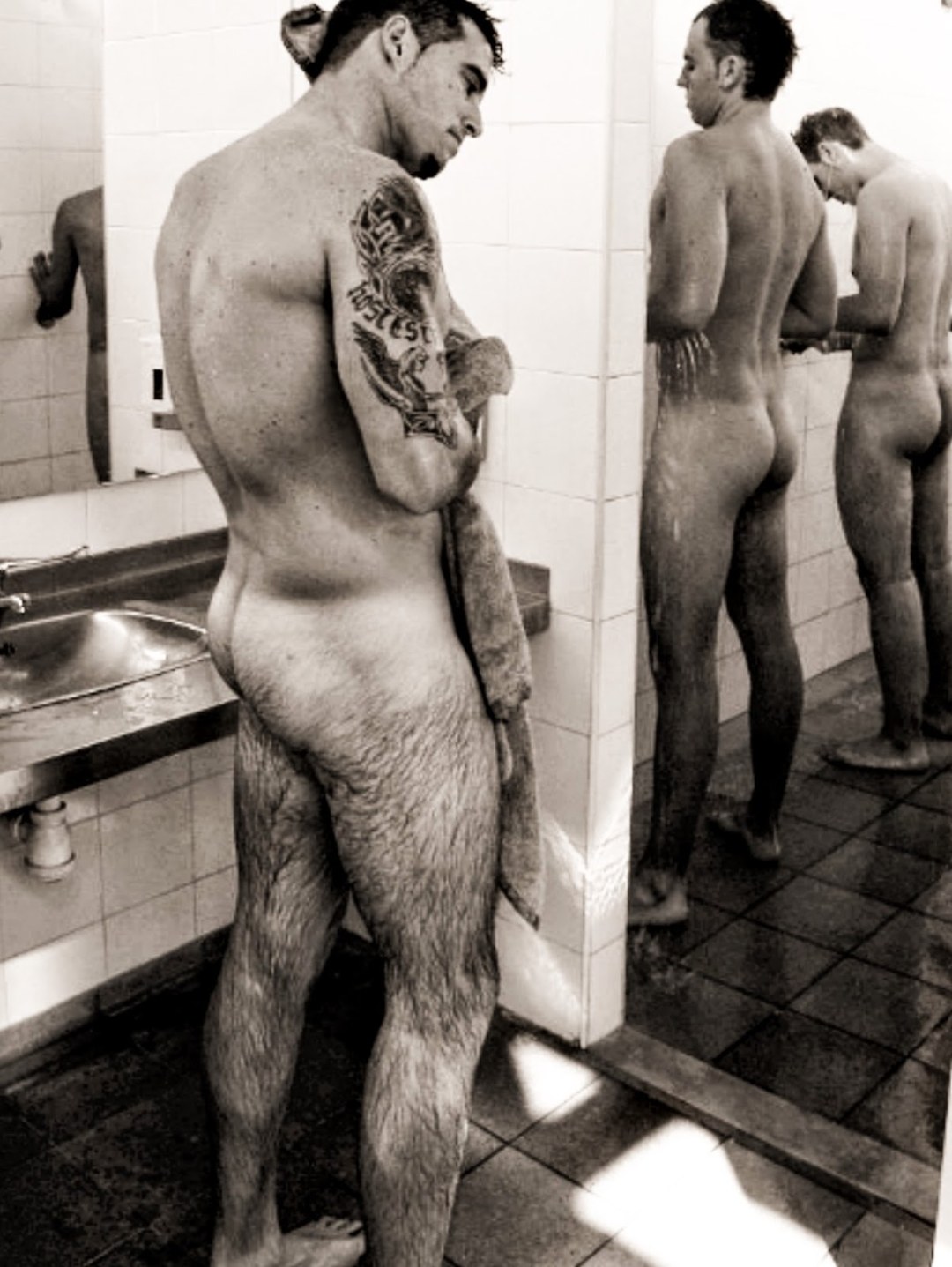 Jugadores de fútbol desnudos en la ducha