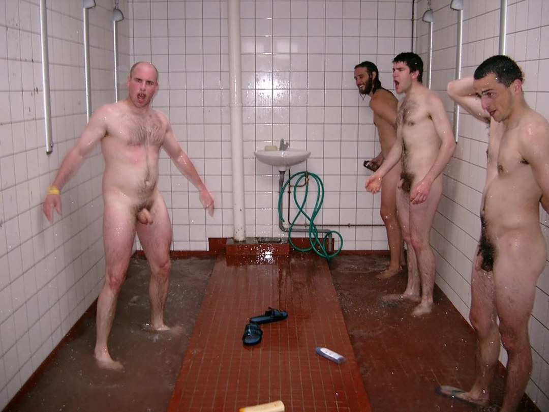 Hombres peludos desnudos en el vestuario