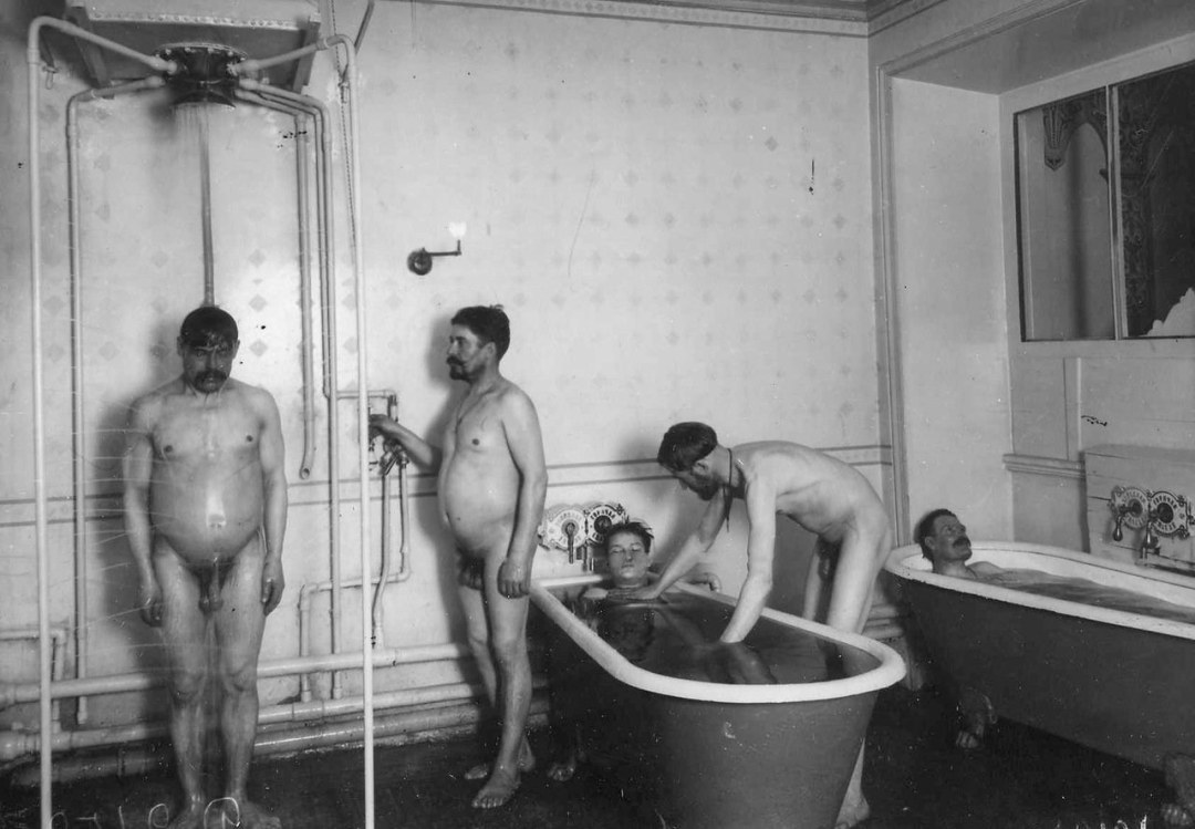 Hombres desnudos en un baño público