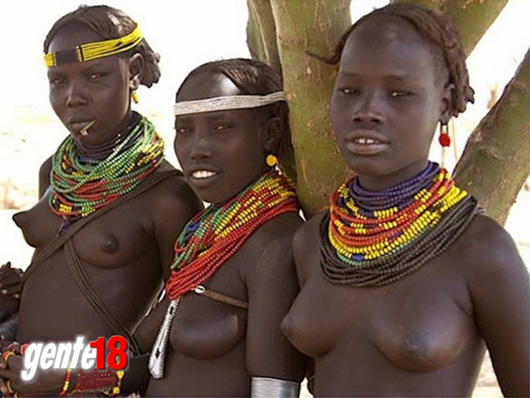 Mujeres negras desnudas de la tribu