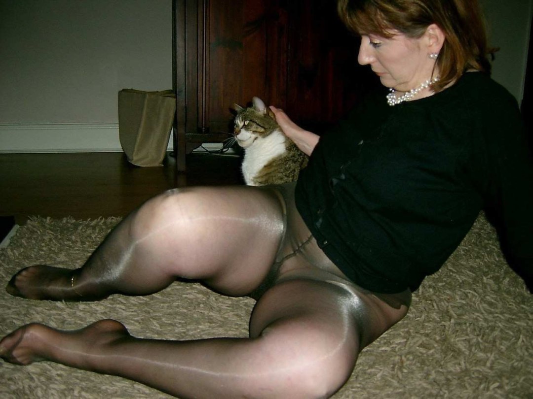 Mujeres maduras desnudas en medias