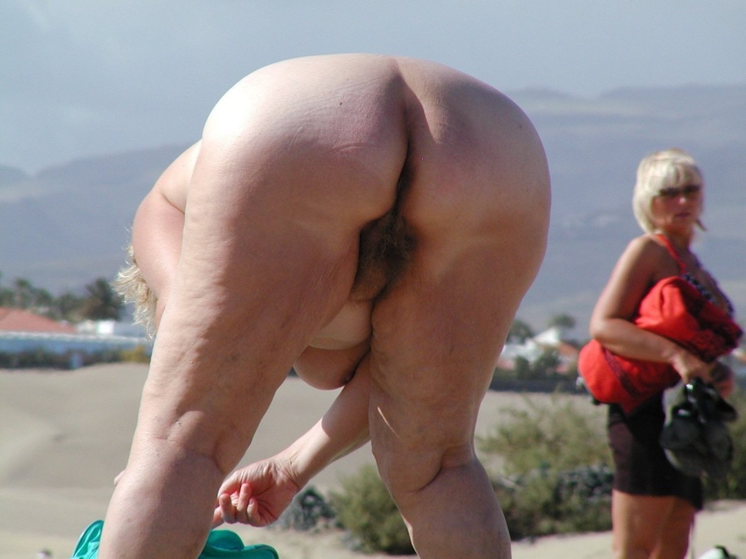 Mujeres mayores en la playa sin bragas