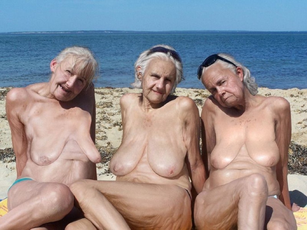 Ancianas nudistas en la playa