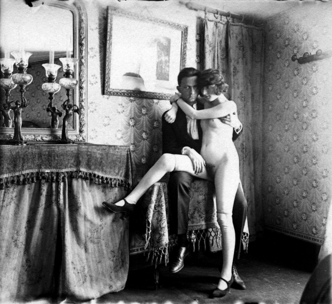 Mujeres desnudas en un burdel