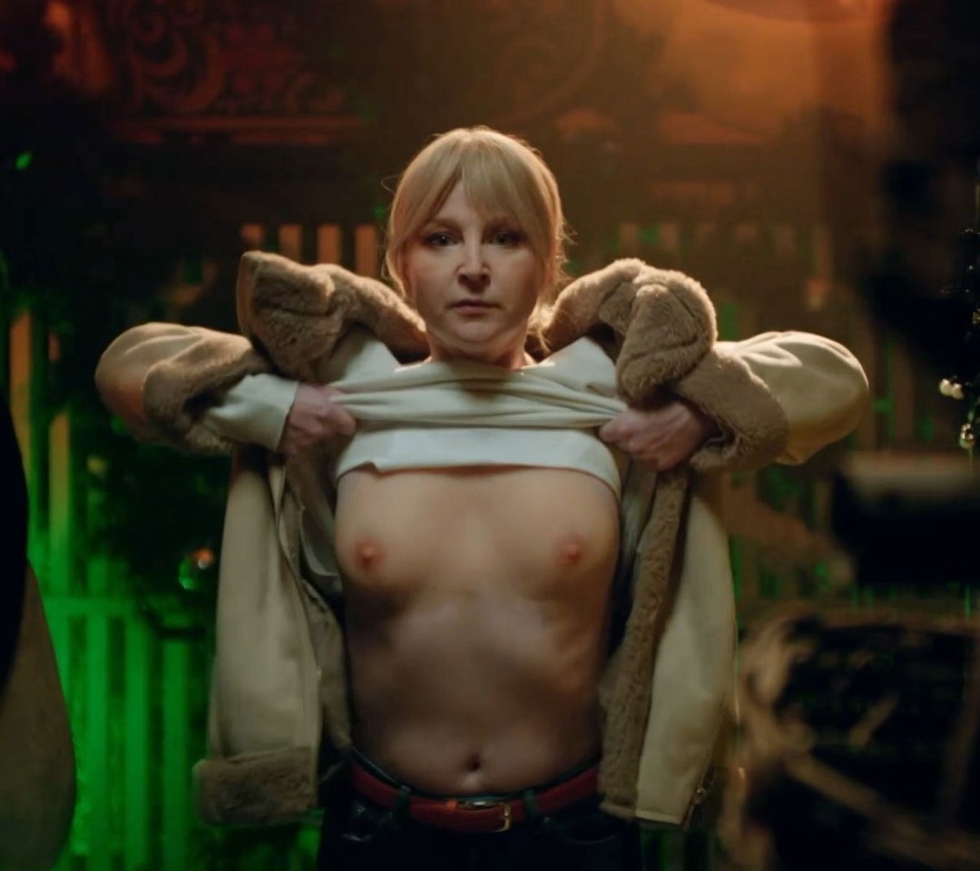 Olga Medynich Pechos desnudos